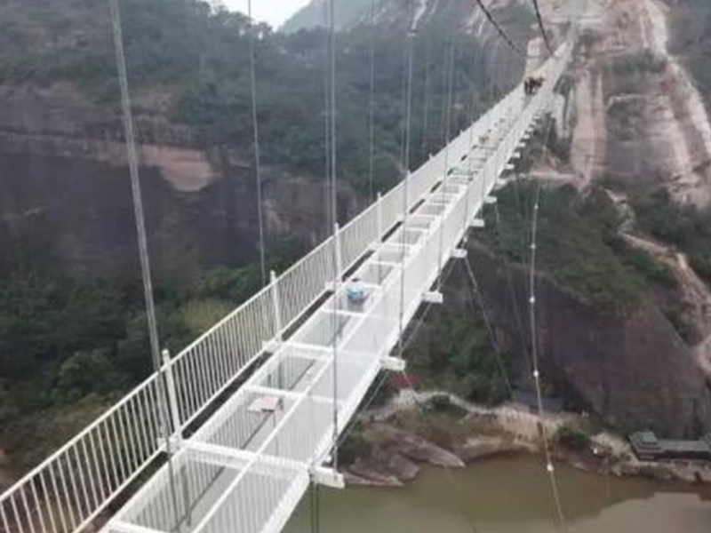 玻璃吊橋受到外國人質(zhì)疑，不遠(yuǎn)萬里來砸橋，結(jié)局讓人很無奈